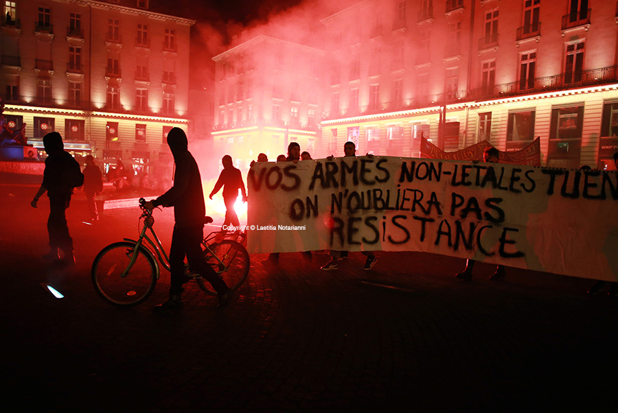 Des manifestants rendent hommage à Rémi Fraisse mort sur le site du barrage contesté de Sivens devant la préfecture de Nantes, le 27 octobre 2014.
Photo by Laetitia Notarianni
